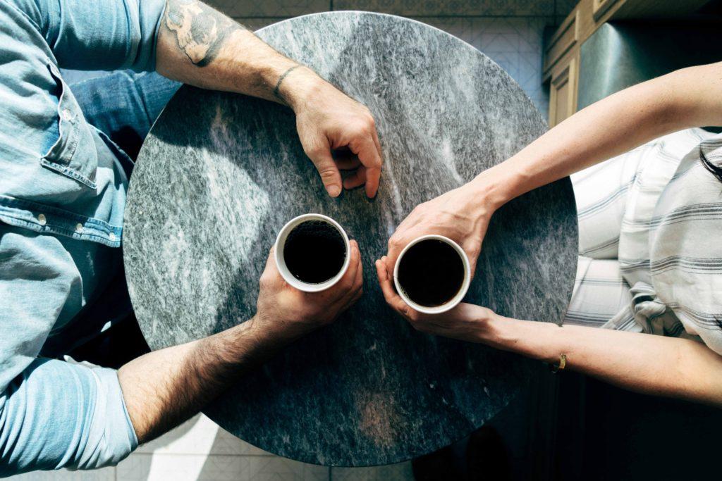 Hur man följer upp efter ett privat evenemang: Arrangera ett uppföljande samtal över en kopp kaffe.