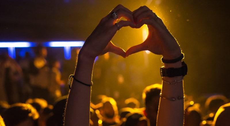 Händer i hjärtform vid en konsert upptäckt via eventboknings webbplatser