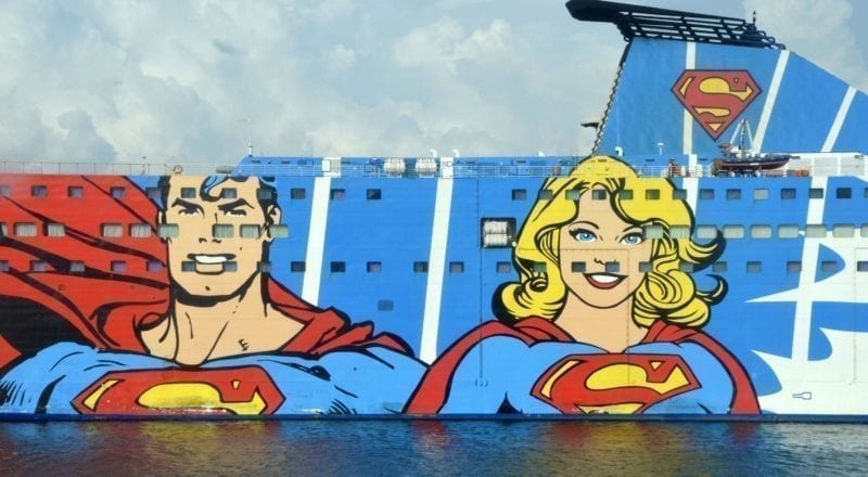 En comic annons på sidan av ett kryssningsfartyg